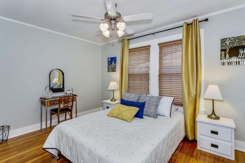Serendipity Point-Beautifully Updated Navy Point Cottage-Minutes to Downtown or Base-Budget Friendly