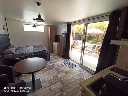 STUDIO 2 PERS. 25 m2 avec terrasse sans vis à vis proche plages, port et bourg.