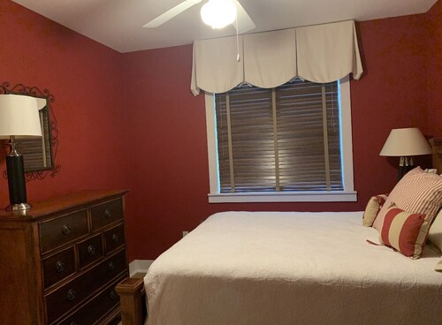 Beautiful Condo!! Boutique Complex, Private Beach Access, Pool
