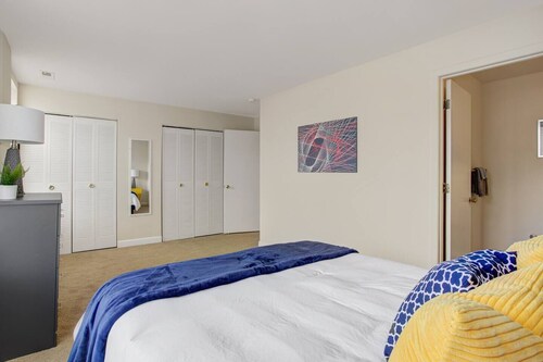 Mod Apartment next to Forest Park/BJC/WashU