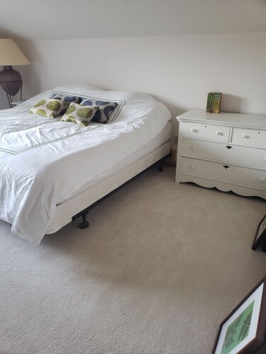 Beautiful 2 bedroom villa * private beach across the street, fireplace sleeps 6