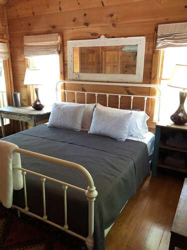 Quaint, Cozy, and Quiet Cabin on Lake Hartwell