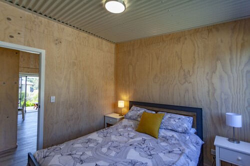 Ligar Bay Modern Bach -Linen/Towels Included, Sea View, Free Wi-Fi