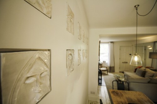 *New List *Nutshell Cottage. 3 bed/2 bath, west facing garden off high street.