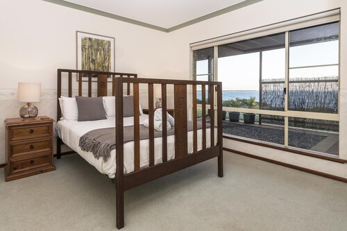 Highviews Beach House - 180-degree views of the ocean and river - Highviews Beach House - 180-degree views of the ocean and river