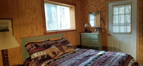 Log Cabin in Wooded Area Near Raystown Lake Boat Access
