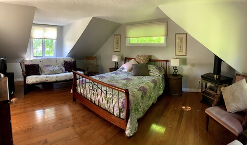 Country House on private 9 acres - fully self contained! Event Friendly!
