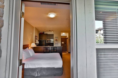 Studio at Silver Rock with AC and a full queen bed