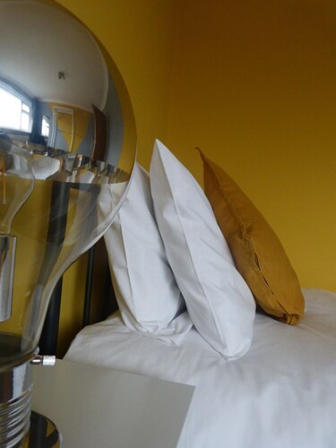 Self catering holiday accommodation 130 yards from the beach - sleeping up to 6