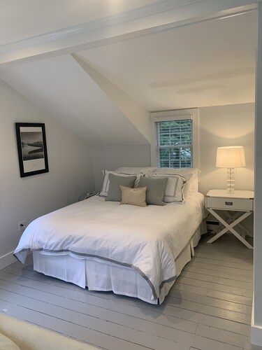 The Hemingway Cottage - Romantic & Private Downtown Mystic Retreat