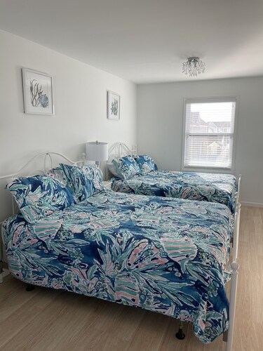 New luxury Lavallette beach block home steps from ocean! Sleeps 13