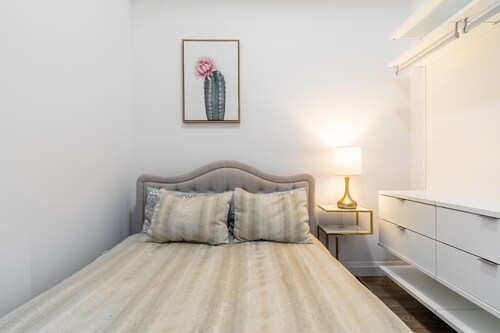 Simply Comfort. UV DISINFECTED 1 BR LOFT. Free Parking. Gym