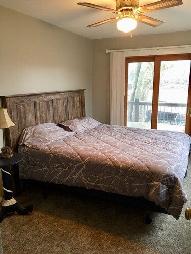4 Bedroom 2 Bath House Lake Front