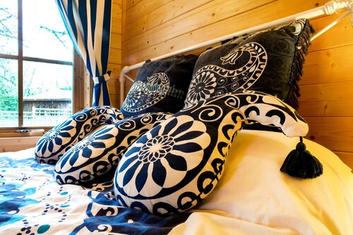 Cherry Orchard Retreat- Spa and Hot Tub