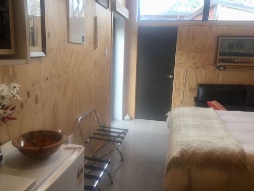 Self contained unit. By the beach and golf course only 2.2 kms to town centre