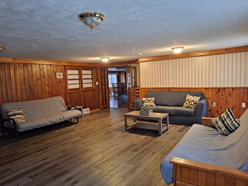 Recreational 3 Bedroom Cabin w/ Garage - Houghton Lake & ORV Trail Access