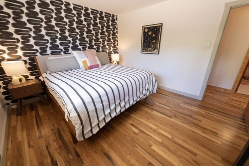 Fun and Eclectic McNiffityville! Dog Friendly - Near Town!