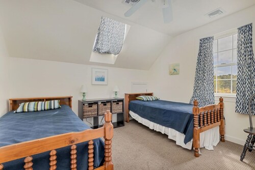 Enjoy Beach Plum House! Spacious 6BD Home - Near Ocean Beaches, Lots of Privacy