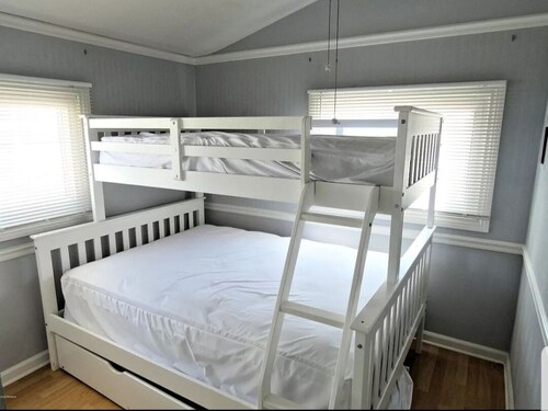 Great get away, steps away from the beach! Come relax and feel the sand.