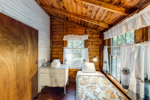 Dog-Friendly Lakefront cabin w/Free WiFi, Patio, Deck, Dock, & Water Views