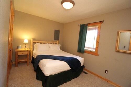 Cabin, NOT a condo, minutes to Resort, WiFi (ML2)