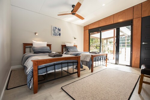 Luxury Accomodation in Rainforest Retreat. Pet friendly house.