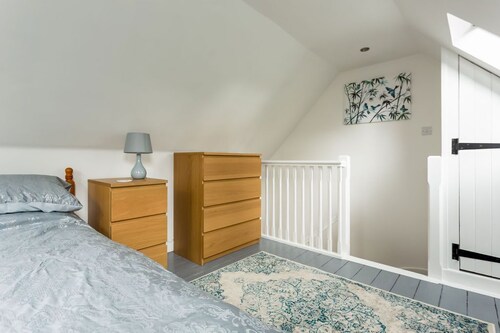 Detached cosy house with hot tub & parking, for 2 +1 near Poole Hospital