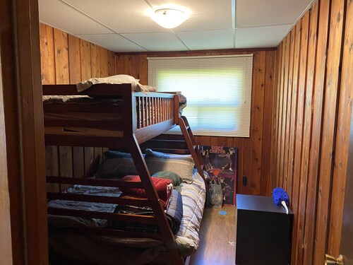 COZY COTTAGE WALKING DISTANCE TO LAKE SIMCOE & FRIDAY HARBOUR