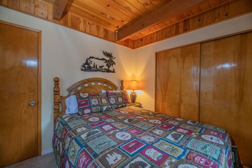 Far Enough Cabin FREE Ski/Snowboard Rental! - 2BR/1.5BA/WiFi/Foosball/Netflix