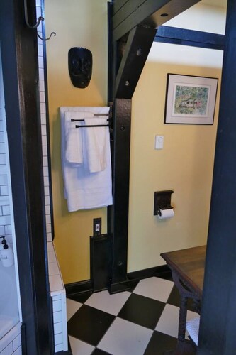 Artsy Banana Cabana Secluded Tropical Garden Oasis Cozy Heated Floors Corner Tub