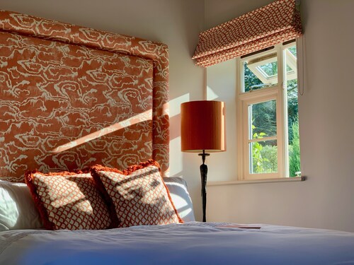 A beautiful, boutique annexe, situated in a peaceful courtyard (pets welcome).