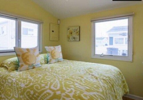 Beautiful Cozy Beach Cottage in Ocean Beach III - 8 houses from the beach!