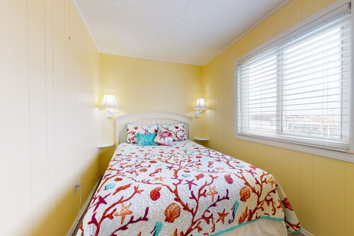 Coastal retreat near the pier w/ a balcony, shared pool, & beach access!