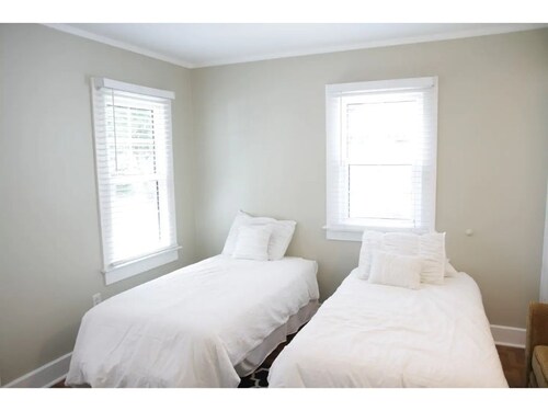 8th Green Cottage "A relaxing Oasis in the city"