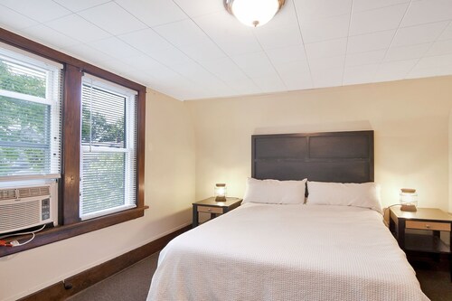 Spacious Buffalo/Niagara Falls Getaway