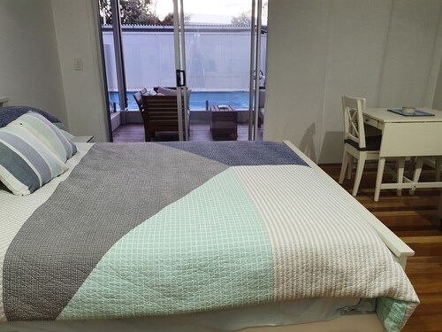 Beautiful, private studio, 2 min walk to beach