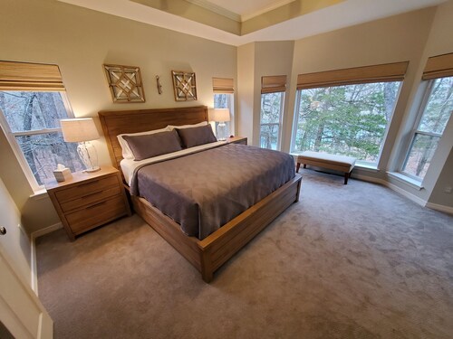 Finn's Landing-lakefront- steps from water-kayaks-firepit- 4K tv's- Netflix wifi