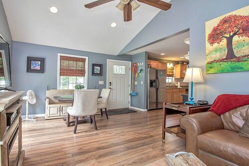 DOGS LOVE THIS LAKEFRONT COZY COTTAGE