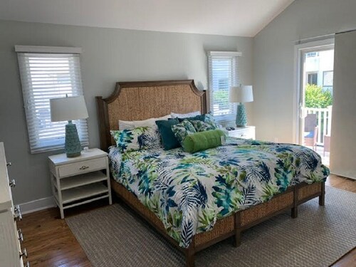 Newly Renovated - Half Block from Beach - Family Friendly