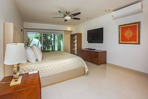 Villa RosMar - Luxury Beachfront House w/Private Pool + Lovely Sandy Beach