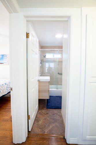 Best Belmont Shore Location, Beach across the street, Alamitos Bay steps away!