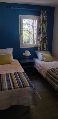 Maison de vacances familiale, dans la pinède, 6pers/3ch, piscine chauffée.