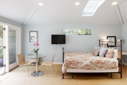 Peaceful, Private Cottage in Venice Beach