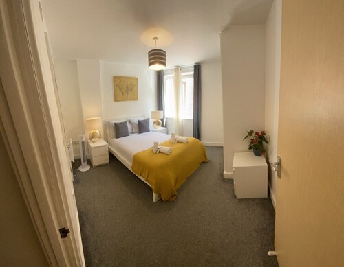 Stylish Two Bed City Apartment With Secure Parking