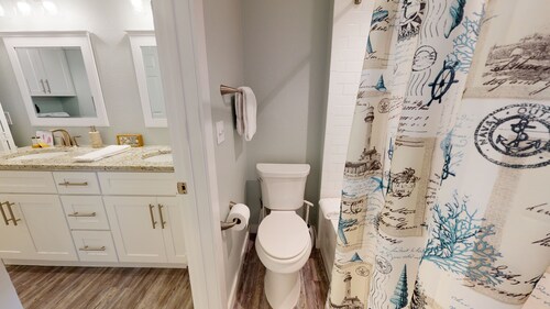 AH-F222: New 2nd Floor Condo, Close to Pool/Hot Tub, Near Marina & Ferry