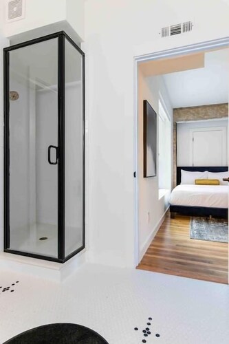 Prestigious Oak Lawn Loft With King Bed