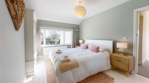 Beautifully refurbished holiday home in the centre of Abersoch with parking.