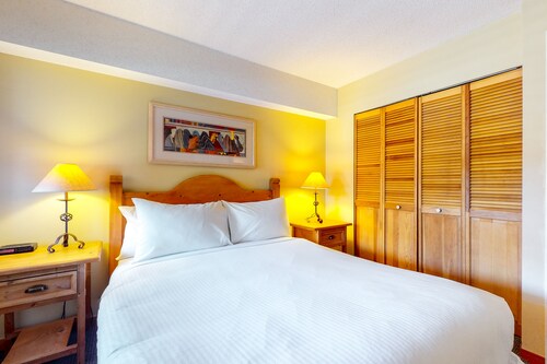 Second-floor mountain condo w/ a furnished balcony, shared pool, & hot tub