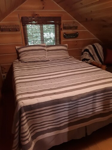 TLC LAKEHOUSE Hot Tub w/ Gazebo, boat canopy, 2 minutes to ramp , Wi-Fi
