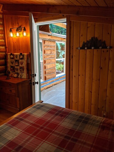 Cozy Log Cabin in peaceful wooded surroundings